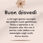Buongiorno a chi ogni giorno raccoglie dal proprio cuore gentilezza, forza e speranza e va incontro alla vita con il sorriso sulle labbra e la meraviglia negli occhi. Buon Giovedì